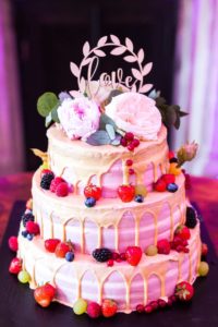 3-stöckige Hochzeitstorte dekoriert mit roten Beeren