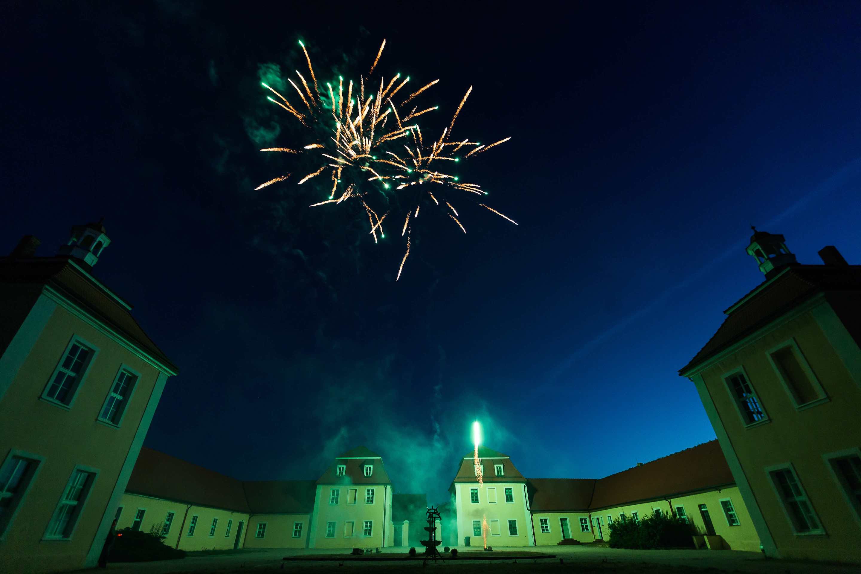 Feuerwerk am Himmel über Schloss Hohenpriessnitz