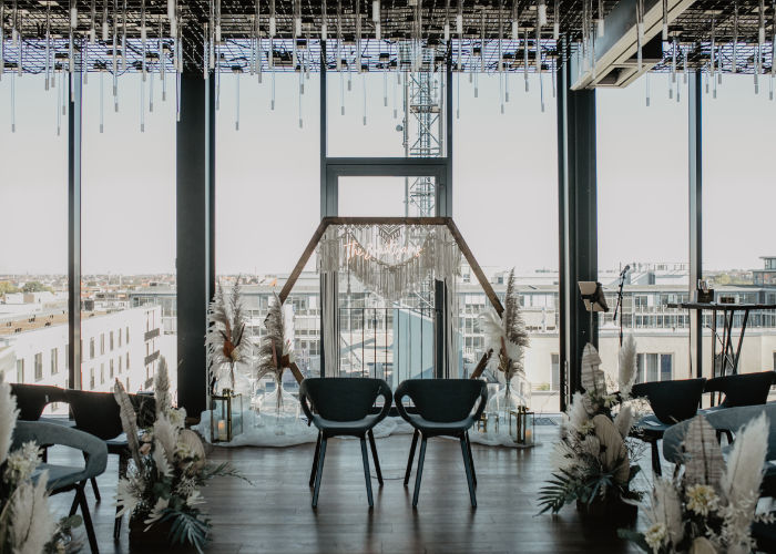 Restaurant Felix Leipzig Blick in Richtung der großen Fensterfront und zwei Stühlen für das Brautpaar davor