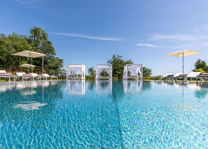 Romantikhotel Schwanefeld Blick auf großen Pool mit Sitzgelegenheiten im Hintergrund