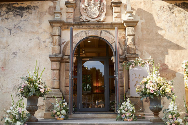 Blick auf einen floral dekorierten Eingangsbereich