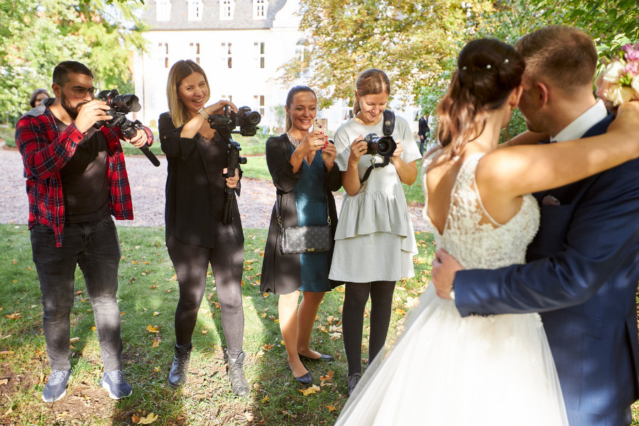 Fotografen und Videografen vor einem Brautpaar